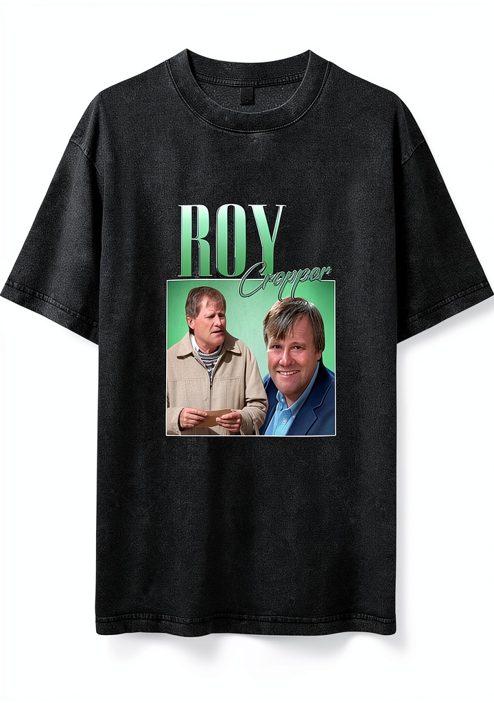 'Unisex Baumwoll T-Shirt in Schwarz auf einem Stuhl'